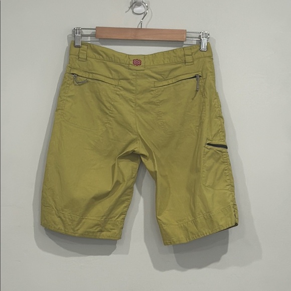Women’s Green Cargo Shorts with Relaxed Fit and Durable Fabric - Picture 5 of 7